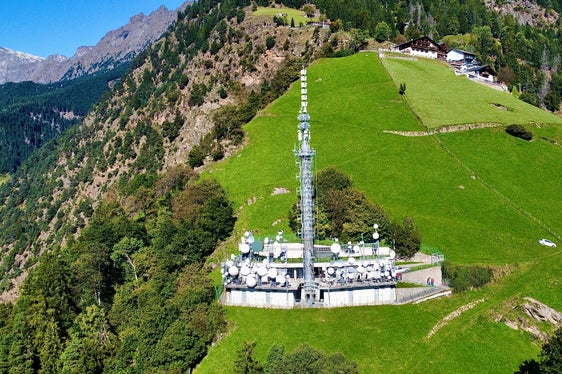L'impianto di trasmissione Muta sopra Merano è stata al centro della visita dei rappresentanti della RAS insieme alle organizzazioni partner Bayerische Medien Technik (BMT) e Bayern Digital Radio (BDR) . (Foto: RAS)