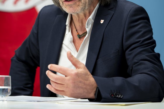 Insgesamt sorgen wir dafür, dass Menschen mit chronischen Erkrankungen schneller und einfacher die medizinische Fußpflege erhalten, die sie brauchen, betont Gesundheitslandesrat Hubert Messner. (Foto: LPA/Fabio Brucculeri)