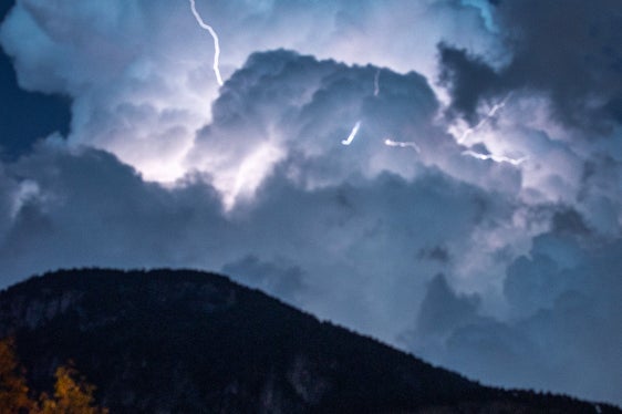 2700 Blitze wurden registriert, während gestern Abend eine Gewitterfront mit Starkregen, Hagel und Sturmböen Südtirol überquert hat. (Foto: Florian Mair, Terlan)