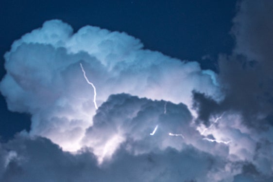 2700 Blitze wurden registriert, während gestern Abend eine Gewitterfront mit Starkregen, Hagel und Sturmböen Südtirol überquert hat. (Foto: Florian Mair, Terlan)