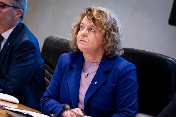 “Le persone con esigenze di assistenza dovrebbero poter rimanere il più a lungo possibile nel loro ambiente familiare, per questo abbiamo rafforzato i centri e i servizi di assistenza diurni, con l’intento di aiutare a conciliare lavoro e vita familiare”, spiega l’assessora alla Coesione sociale, Rosmarie Pamer. (Foto: USP/Fabio Brucculeri)