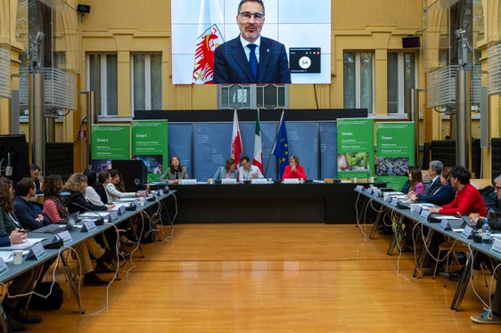 Landeshauptmann Arno Kompatscher, der dem Begleitausschuss vorsitzt, eröffnete das Treffen mit einer Videobotschaft. (Foto: LPA/Fabio Brucculeri)