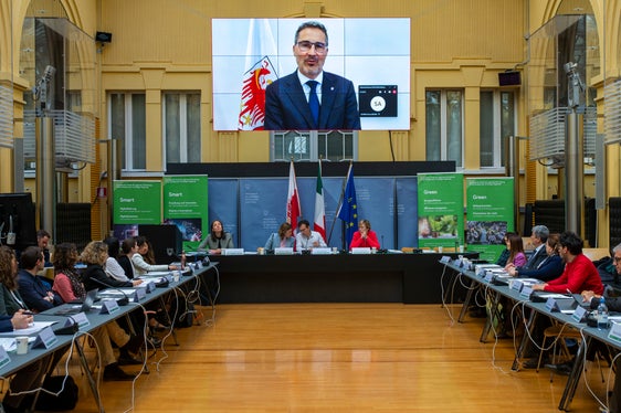 Landeshauptmann Arno Kompatscher, der dem Begleitausschuss vorsitzt, eröffnete das Treffen mit einer Videobotschaft. (Foto: LPA/Fabio Brucculeri)