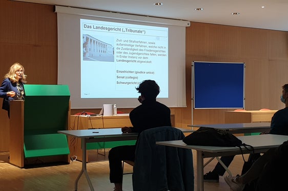 Das Angebot Recht und Wirtschaft hat Ingrid Gartner für die Vereinigung Südtiroler Freiberufler organisiert. (Foto: LPA/Pädagogische Abteilung)