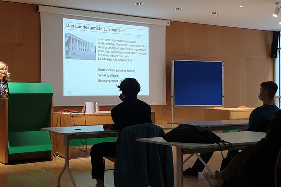 Das Angebot Recht und Wirtschaft hat Ingrid Gartner für die Vereinigung Südtiroler Freiberufler organisiert. (Foto: LPA/Pädagogische Abteilung)