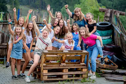 Außerschulische Veranstaltungen bieten Kindern und Jugendlichen Gelegenheit, neue Erfahrungen zu sammeln, soziale Fähigkeiten zu entwickeln, das Selbstwertgefühl zu stärken. Das Landesamt für Jugendarbeit trägt auf seiner Homepage Veranstaltungen für die Freizeitgestaltung zusammen. Das Bild entstand während einer Veranstaltung des Dekanats Bruneck. (Foto: LPA/Landesamt für Jugendarbeit)