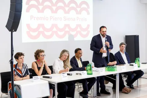 Verleihung des Piero-Siena-Preises im Kulturzentrum Trevi in Bozen mit Landesrat Marco Galateo (stehend) (Foto: LPA/Tiberio Sorvillo)