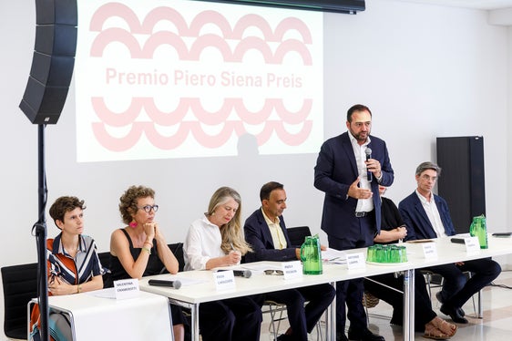 Verleihung des Piero-Siena-Preises im Kulturzentrum Trevi in Bozen mit Landesrat Marco Galateo (stehend) (Foto: LPA/Tiberio Sorvillo)