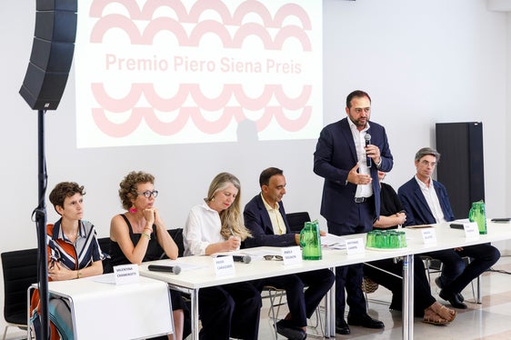 Verleihung des Piero-Siena-Preises im Kulturzentrum Trevi in Bozen mit Landesrat Marco Galateo (stehend) (Foto: LPA/Tiberio Sorvillo)