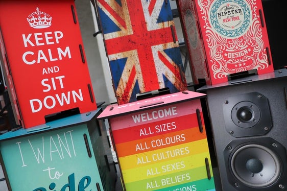 Hocker für gute Leseförderung: Die Preise (im Bild) für die besten Leseförderungsideen wurden im Rahmen des Bibliotheksform auf Schloss Maretsch in Bozen verliehen. (Foto: LPA/Amt für Bibliotheken und Lesen)