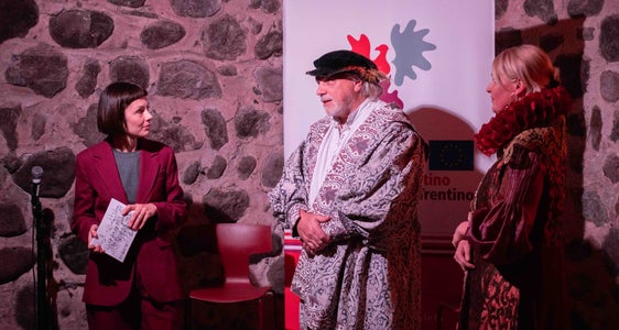 Trasportati nel mondo di Claudia de’ Medici di 400 anni fa: (da sinistra) la moderatrice Elisa Tappeiner, l'illustratore Alessio Nalesini e la scrittrice Sabina Mair. (Foto: USP/Jacopo Coen)