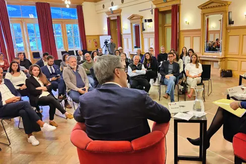 Il presidente Arno Kompatscher e la moderatrice Christine Brugger con i giovani dell'Accademia dell'Euregio (Foto: Euregio/Fink)