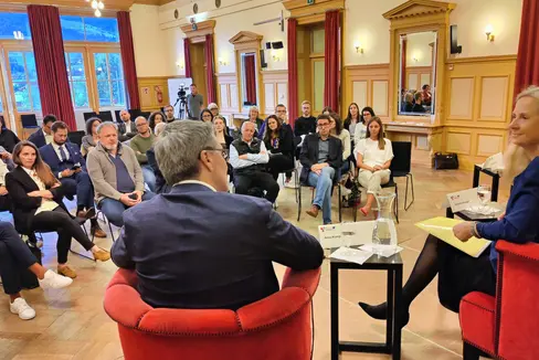 Il presidente Arno Kompatscher e la moderatrice Christine Brugger con i giovani dell'Accademia dell'Euregio (Foto: Euregio/Fink)