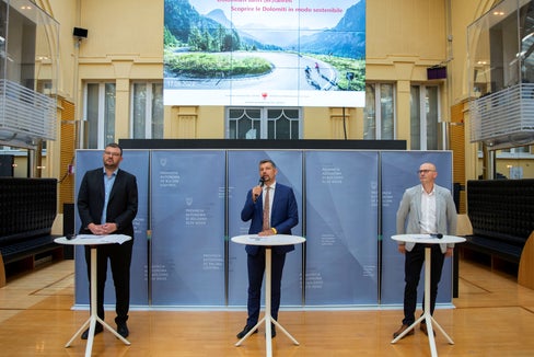 La conferenza stampa: da sinistra Hansi Pichler (IDM), l'assessore Daniel Alfreider e il sindaco di Funes Peter Pernthaler (Foto ASP/Fabio Brucculeri)