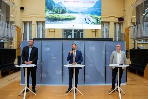 La conferenza stampa: da sinistra Hansi Pichler (IDM), l'assessore Daniel Alfreider e il sindaco di Funes Peter Pernthaler (Foto ASP/Fabio Brucculeri)