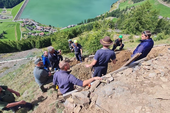 Mitarbeiter des Landesamtes für Wildbach- und Lawinenverbauung West beim Gegenbesuch durch Mitarbeiter des Forstinspektorates Meran auf der Baustelle der Lawinenverbauung Hochegg in Vernagt, wo die Arbeiten kurz vor dem Abschluss stehen. (Foto: LPA/Forstinspektorat Meran)