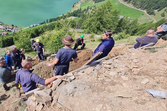 Mitarbeiter des Landesamtes für Wildbach- und Lawinenverbauung West beim Gegenbesuch durch Mitarbeiter des Forstinspektorates Meran auf der Baustelle der Lawinenverbauung Hochegg in Vernagt, wo die Arbeiten kurz vor dem Abschluss stehen. (Foto: LPA/Forstinspektorat Meran)