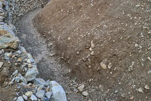 Im Sommer musste die Landesstraße ins Schnalstal gesperrt werden, da mehrere große Felsbrocken auf die Fahrbahn gestürzt waren. Inzwischen hat das Land zwei Dämme mit einer Gesamtlänge von rund 400 Metern errichtet. (Foto: LPA/Landesabteilung Straßendienst)