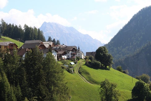 Landschaft als wichtige Ressource und Grundlage für Lebensqualität: im Bild die Fraktion Gross Joch in der Gemeinde St. Martin in Thurn im Gadertal. (Foto: LPA/Martina Pecher)