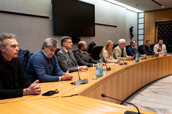 Berufsgruppen boten der Landesregierung die Kooperation vor allem bei gesetzliche Änderungen oder Anpassungen in den jeweiligen betroffenen Bereichen an (von links): Valentino Andriolo, Claudio Volanti, Claudio Zago, Loris De Bernardo, Irene Rigott, Claudio Sartori, Matteo Marini, Michele Piccolin und Andrea Raise. (Foto: LPA/Fabio Brucculeri)