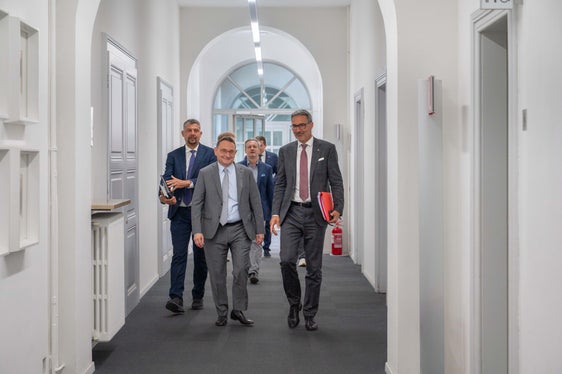 Al centro del colloquio vi sono stati la collaborazione lungo il corridoio del Brennero come importante asse mobilità nel cuore dell’Europa e l’ulteriore sviluppo della ferrovia come spina dorsale della mobilità sostenibile. (Foto: USP/Greta Stuefer)