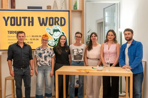 Con il progetto “Youth Word” viene scelta per la prima volta la parola giovanile altoatesina dell’anno (da sinistra): il direttore dell’Ufficio provinciale Servizio giovani Konrad Pamer, Nadia Micheli del Jugenddienst Bassa Atesina, Julia Prossliner di Youth Info, Andrea Abel di Eurac Research e della Libera Università di Bolzano, Marlies Alber di Eurac Research, Nadine Thomaseth, membro della giuria, e Arno Parmeggiani dell’Agenzia zukunvt.