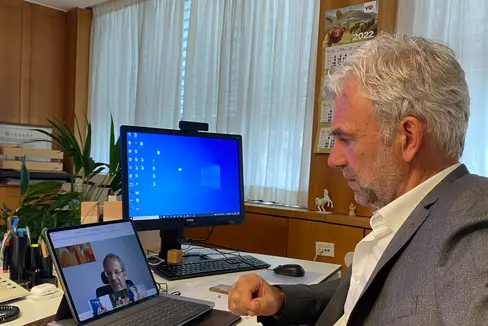L'assessore provinciale all'Agricoltura Arnold Schuler nel corso della videoconferenza (Foto: ASP/Noemi Prinoth)