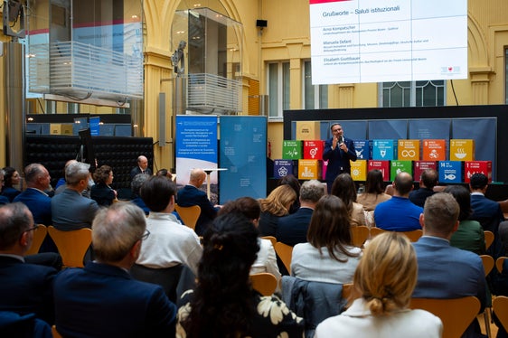 Il presidente della Provincia Arno Kompatscher ha sottolineato che l'impatto ecologico e sociale delle attività economiche deve essere incluso nel bilancio di un'impresa. (Foto: ASP/Fabio Brucculeri)