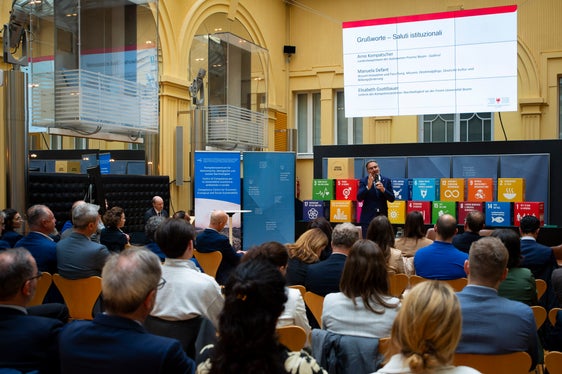 Il presidente della Provincia Arno Kompatscher ha sottolineato che l'impatto ecologico e sociale delle attività economiche deve essere incluso nel bilancio di un'impresa. (Foto: ASP/Fabio Brucculeri)