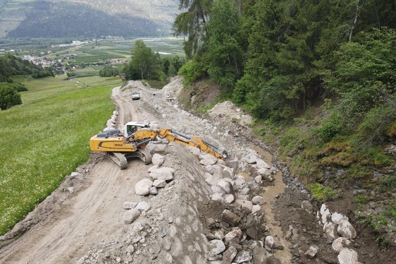 Baustelle des Landesamtes für Wildbach- und Lawinenverbauung West im Zirmbach in Prad am Stilser Joch: Die derzeit bestehende Ufersicherung aus Steinwurf wird abgetragen und durch eine Zyklopenmauer ersetzt. (Foto: LPA/G.News)
