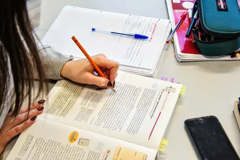 Schülerinnen und Schüler, die aus Studiengründen in einem Heim oder privat außerhalb der Familie untergebracht sind, können noch bis zum 15. Mai, 12 Uhr, online um eine Studienbeihilfe ansuchen. (Foto: LPA/Peter Daldos)