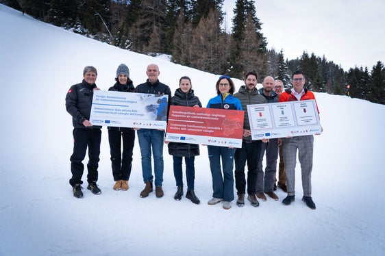 Foto di gruppo dei partecipanti a Cairos: (da sinistra) Mauro Gaddo (direttore dell'Ufficio previsioni e pianificazione, Trentino), Alice Gasperi, Stefano Fait, l'assessora tirolese Astrid Mair, Michela Munari, Jakob Schwarz, Michael Winkler, Harald Riedl (commissioni valanghe del Land Tirolo), Matthias Fink (segretario generale Euregio) (Foto: Land Tirolo/Hörmann)