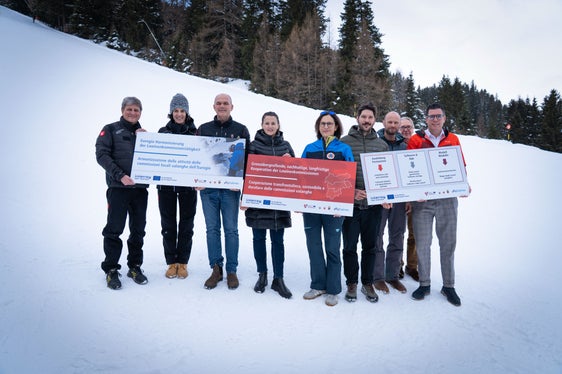 Foto di gruppo dei partecipanti a Cairos: (da sinistra) Mauro Gaddo (direttore dell'Ufficio previsioni e pianificazione, Trentino), Alice Gasperi, Stefano Fait, l'assessora tirolese Astrid Mair, Michela Munari, Jakob Schwarz, Michael Winkler, Harald Riedl (commissioni valanghe del Land Tirolo), Matthias Fink (segretario generale Euregio) (Foto: Land Tirolo/Hörmann)