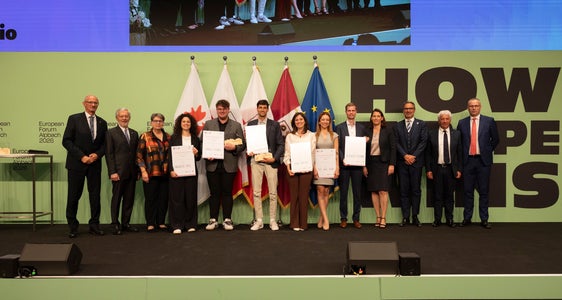 Vincitori del Premio Giovani Ricercatori: (da sinistra) il presidente Anton Mattle (Tirolo), Michl Ebner (Camera di commercio di Bolzano), Ulrike Tappeiner (presidente della giuria), Margherita Mele (2° posto, categoria 2), Moritz Ploner (1/2), Philipp Jaufenthaler (1° posto, categoria 1), Anna Bertani (2/1), Ece Naz Tatar (3/1), Alexander Sietmann (3/2), Barbara Thaler (Camera di commercio del Tirolo), il presidente Arno Kompatscher (Alto Adige), il presidente del Consiglio provinciale Claudio Soini (Trentino) e Andrea De Zordo (Camera di commercio di Trento). (Foto: Land Tirol/Sedlak)