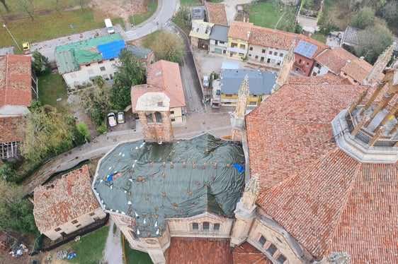 Hagelkörner in der Größe von Tennisbällen haben in den vergangenen Tagen große Schäden in mehreren Gemeinden der Region Friaul-Julisch Venetien angerichtet (im Bild Mortigliano), Dächer im Ausmaß von 400.000 Quadratmetern wurden beschädigt. (Foto: LPA/Agentur für Bevölkerungsschutz)