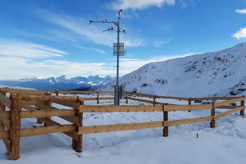 Con la fine del mese viene stilato il tradizionale bollettino elaborato dall'Ufficio meteorologia e prevenzione valanghe della Provincia. Nella foto la nuova stazione di Clusio-Kloangruebes, in Alta Val Venosta. (Foto: Ufficio meteorologia e prevenzione valanghe)