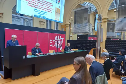 Il cortile interno di Palazzo Widmann è oggi il luogo di incontro dei giudici amministrativi di tre Paesi. Sul podio (da sinistra) Angelo de Zotti, Eros Magnago, segretario generale della Provincia e Michele Menestrina (Foto: ASP)