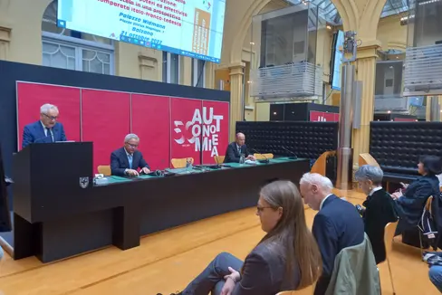 Il cortile interno di Palazzo Widmann è oggi il luogo di incontro dei giudici amministrativi di tre Paesi. Sul podio (da sinistra) Angelo de Zotti, Eros Magnago, segretario generale della Provincia e Michele Menestrina (Foto: ASP)