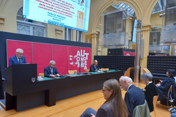 Il cortile interno di Palazzo Widmann è oggi il luogo di incontro dei giudici amministrativi di tre Paesi. Sul podio (da sinistra) Angelo de Zotti, Eros Magnago, segretario generale della Provincia e Michele Menestrina (Foto: ASP)
