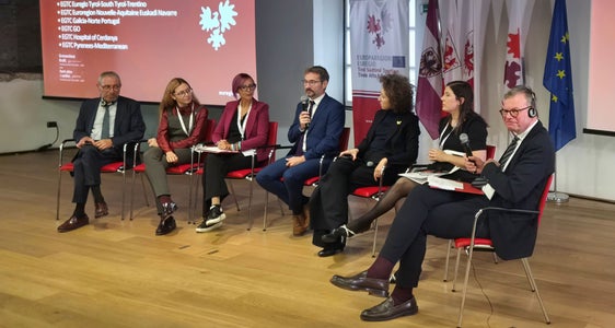 Runder Tisch mit den EVTZ-Direktorinnen und Direktoren: (von links) Xavier Conill (Cerdanya), Aldara Vázquez Rodriguez (Galicia-Norte Portugal), Romina Kocina (GO), Xavier Bernard Sans (Pyrenees-Mediterranean), Elisa Bertò (Tirol-Südtirol-Trentino) Leyre Azcona Sanz de Galdeano (Nouvelle-Aquitaine Euskadi Navarra) und Moderator Jens Woelk (Universität Trient) (Foto: Euregio/Armin Gluderer)