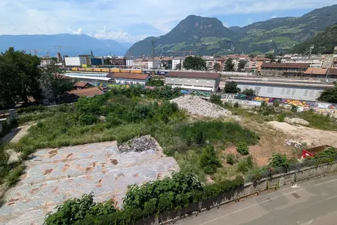 Il contratto per la costruzione e la gestione del nuovo edificio destinato alla futura Casa del Sociale e della Sanità è stato siglato nell'agosto del 2023. Lo stabile in via Canonico Gamper, vicino a Palazzo 12, dovrebbe essere ultimato nel 2027. (Foto: USP/Hannes Wisthaler)