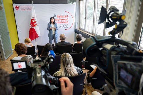 Landesrätin Ulli Mair nahm bei der #halbzeit-Pressekonferenz auch zu den überhitzten Preisen am Wohnmarkt Stellung: Um das Problem an der Wurzel zu packen, müssen wir die Ausweisung neuer Wohnbauzonen jetzt rasch vorantreiben. In den nächsten 10 Jahren brauchen wir mindestens 20.000 neue Wohneinheiten in Südtirol, sagte sie. (Foto: LPA/Fabio Brucculeri)