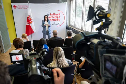Landesrätin Ulli Mair nahm bei der #halbzeit-Pressekonferenz auch zu den überhitzten Preisen am Wohnmarkt Stellung: Um das Problem an der Wurzel zu packen, müssen wir die Ausweisung neuer Wohnbauzonen jetzt rasch vorantreiben. In den nächsten 10 Jahren brauchen wir mindestens 20.000 neue Wohneinheiten in Südtirol, sagte sie. (Foto: LPA/Fabio Brucculeri)