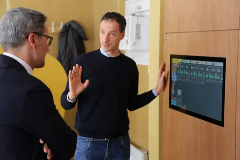Marco Caniato (project manager del progetto SENSHome) illustra lo schermo di controllo di uno degli ambienti domestici allestiti al NOI Techpark di Bolzano Sud (Foto: unibz/Arturo Zilli)