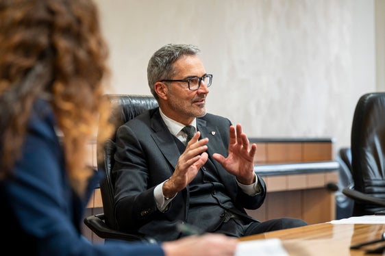 Vogliamo che le maestre e i maestri di sci formati in Alto Adige abbiano buone opportunità professionali anche qui. Allo stesso tempo, è importante garantire l’elevata qualità e gli standard consolidati della formazione dei maestri di sci in Alto Adige, ha sottolineato il presidente della Provincia Arno Kompatscher (Foto: USP/Fabio Brucculeri)