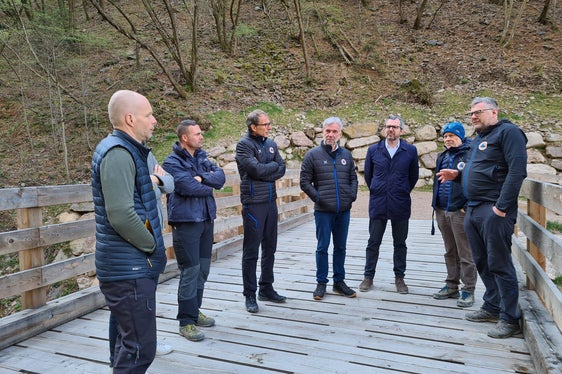 Baustellenbesichtigung Brantentalbach, Nähe Haus Emmaus (v.r.): Bauleiter Hansjörg Prugg, Direktor des Funktionsbereichs Wildbachverbauung Fabio De Polo, Vizebürgermeister Giovanni Seppi, Landesrat Arnold Schuler, Agenturdirektor Klaus Unterweger, Vorarbeiter Michael Helfer, stellvertretender Amtsdirektor Thomas Thaler (Foto: LPA/Agentur für Bevölkerungsschutz)