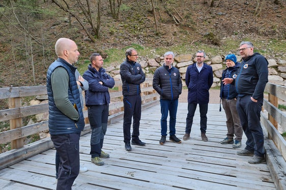 Un momento del sopralluogo sopra Laives: nella foto (da destra) Hansjörg Prugg, il direttore dell'area funzionale di controllo dei bacini montani Fabio De Polo, il vicesindaco Giovanni Seppi, l'assessore Arnold Schuler, il direttore dell'Agenzia per la Protezione civile, Klaus Unterweger, il caposquadra Michael Helfer e il vice direttore dell'area funzionale di controllo dei bacini montani, Thomas Thaler (Foto: ASP/Agenzia per la Protezione civile)