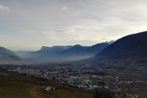 La maggiore fonte di polveri fini consiste nella combustione domestica, soprattutto nei comuni rurali. Nella foto la conca di Merano ritratta da Tirolo. (Foto: ASP/Agenzia ambiente e tutela del clima/Nadia Franzoi)