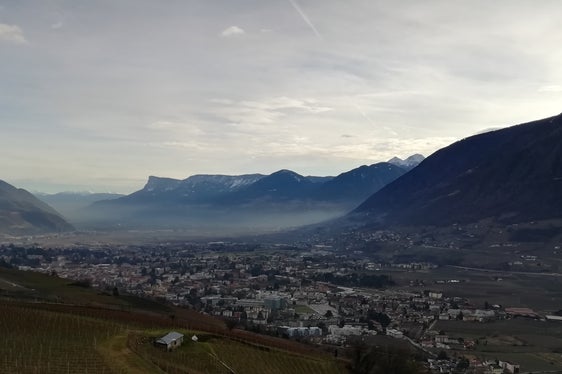 Die größte Feinstaub-Quelle ist – vor allem in ländlichen Gebieten – der Hausbrand (im Bild das Meraner Becken von Dorf Tirol aus gesehen). (Foto: LPA/Nadia Franzoi)