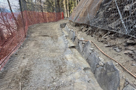 Am Schenner Waal wird derzeit im Bereich der Katzenleiter im Auftrag und mit Finanzierung des Tourismusvereins Schenna ein Teilstück erneuert. (Foto: LPA/Forstinspektorat Meran)